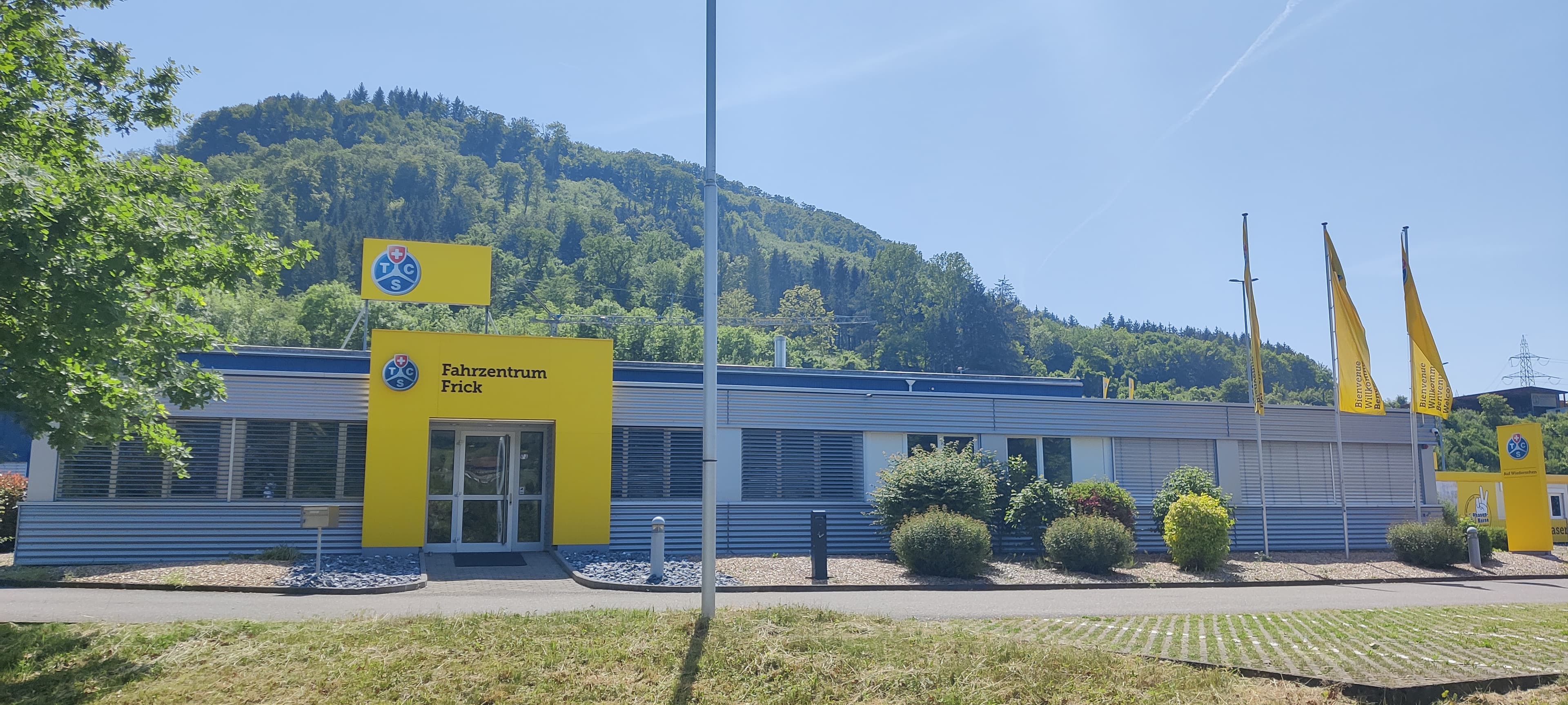 Eingang des TCS Fahrzentrum Frick. Das Fahrzentrum befindest ich direkt an der A3. 2-Phasen-Kurse finden auch am Sonntag statt.