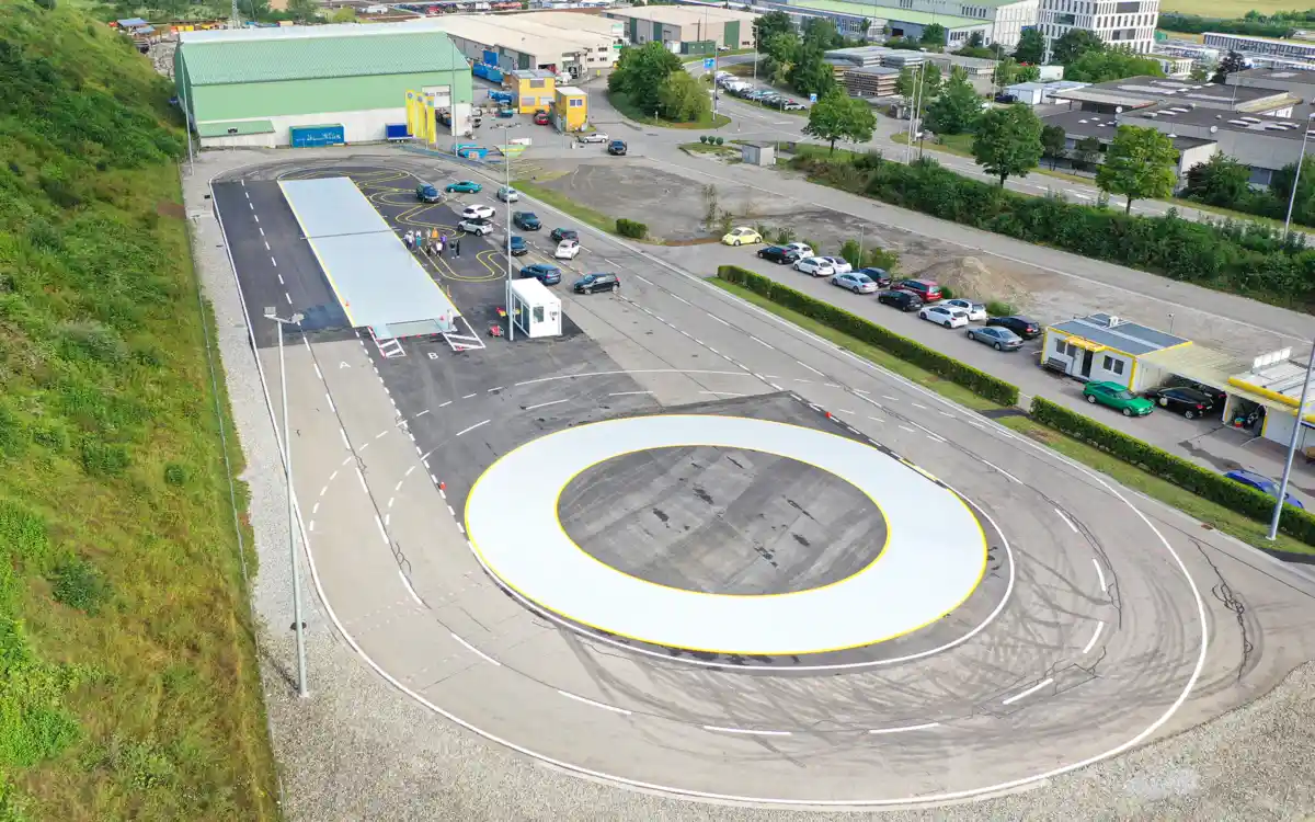 Fahranlage inklusive Gleitfläche und Wasserhindernisse im TCS Fahrzentrum Frick. Auf der rechten Seite der Aufenthaltsraum.