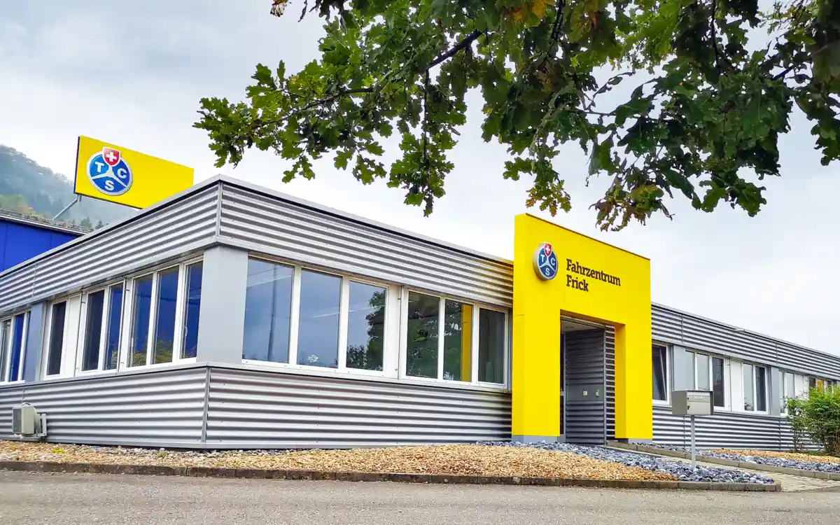 Hauptgebäude des TCS Fahrzentrum Frick hier findest du die Anmeldung. Der Theorieteil des 2-Phasen-Kurs findet hier statt.