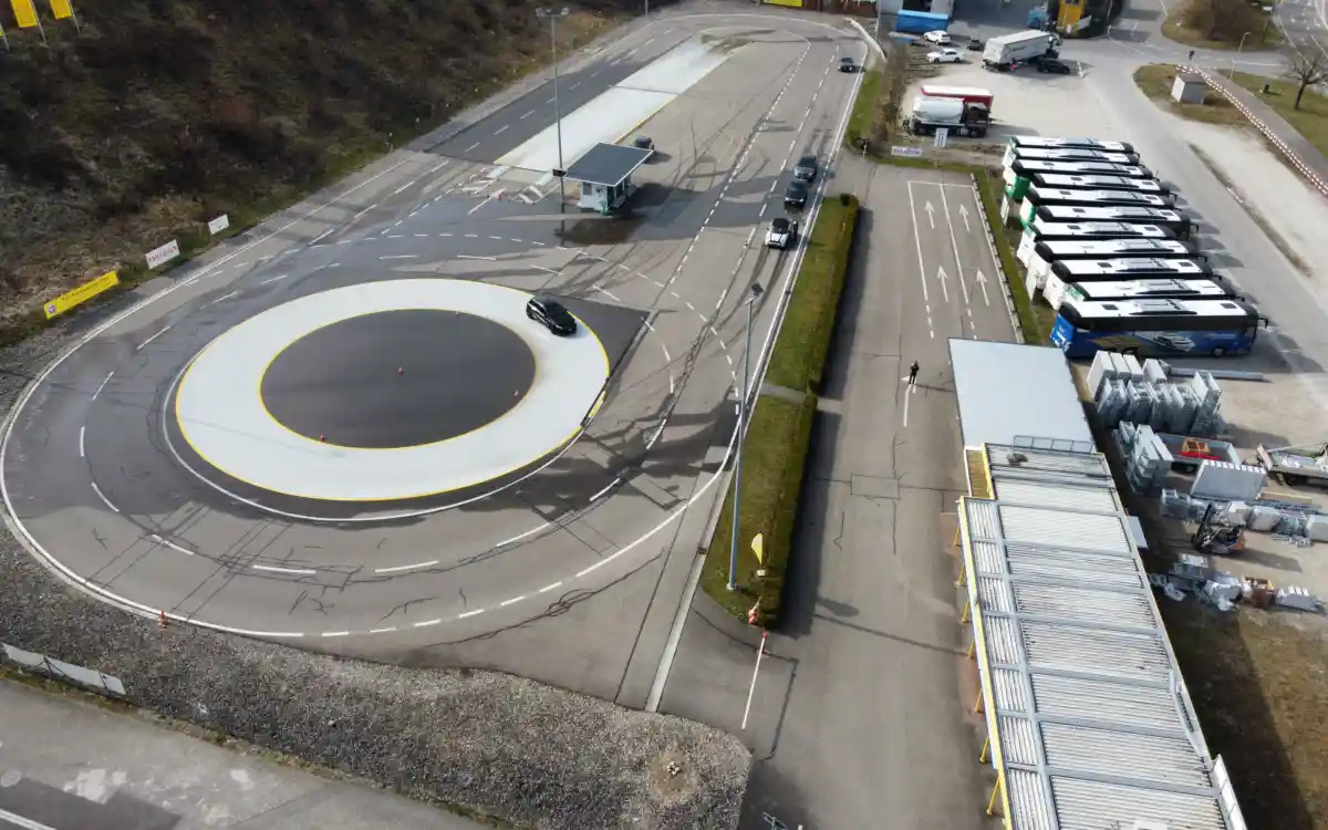 Fahranlage inklusive Gleitfläche und Wasserhindernisse im TCS Fahrzentrum Frick. Auf der rechten Seite der Aufenthaltsraum.